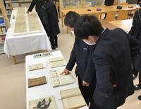 本校に蔵書されていた明治時代の教科書を見る様子