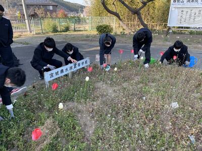 花壇を整備する生徒たち