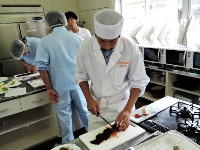 学び、繋ぐ食文化～フードビジネス３年鯨肉調理実習